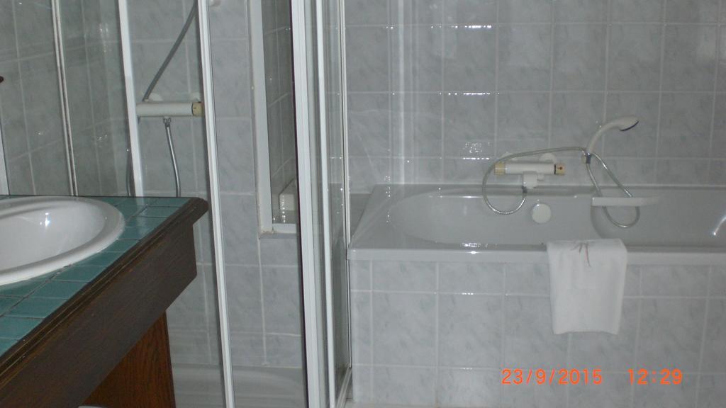 Auberge De L'Atre Quarré-les-Tombes Habitación foto